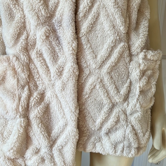 KOOLABURRA by UGG Embossed Sherpa Fuzzy Fleece Vest Birch Cream M - Picture 7 of 11